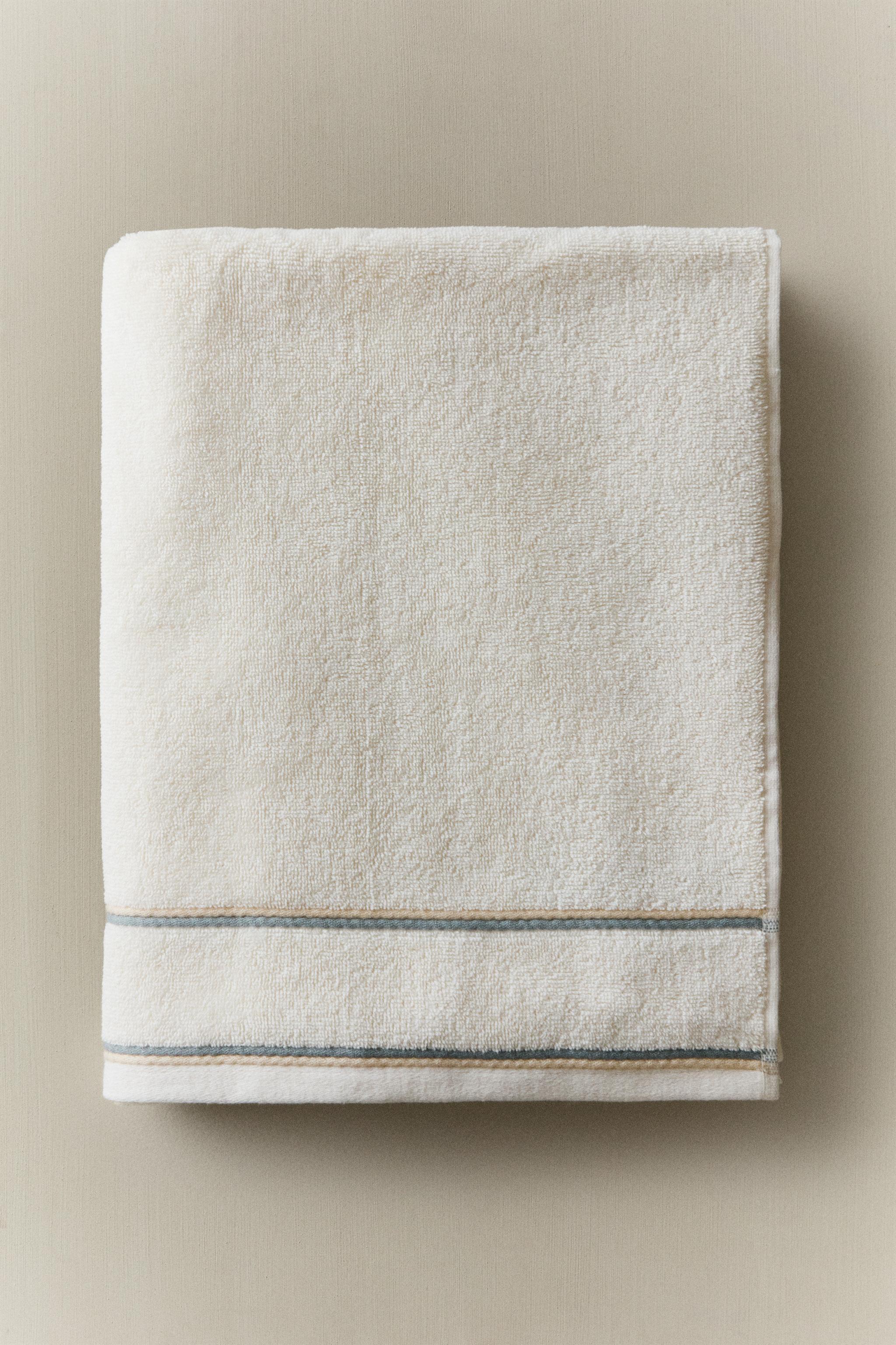 BATH TOWEL WITH DOUBLE CONTRAST PIPING